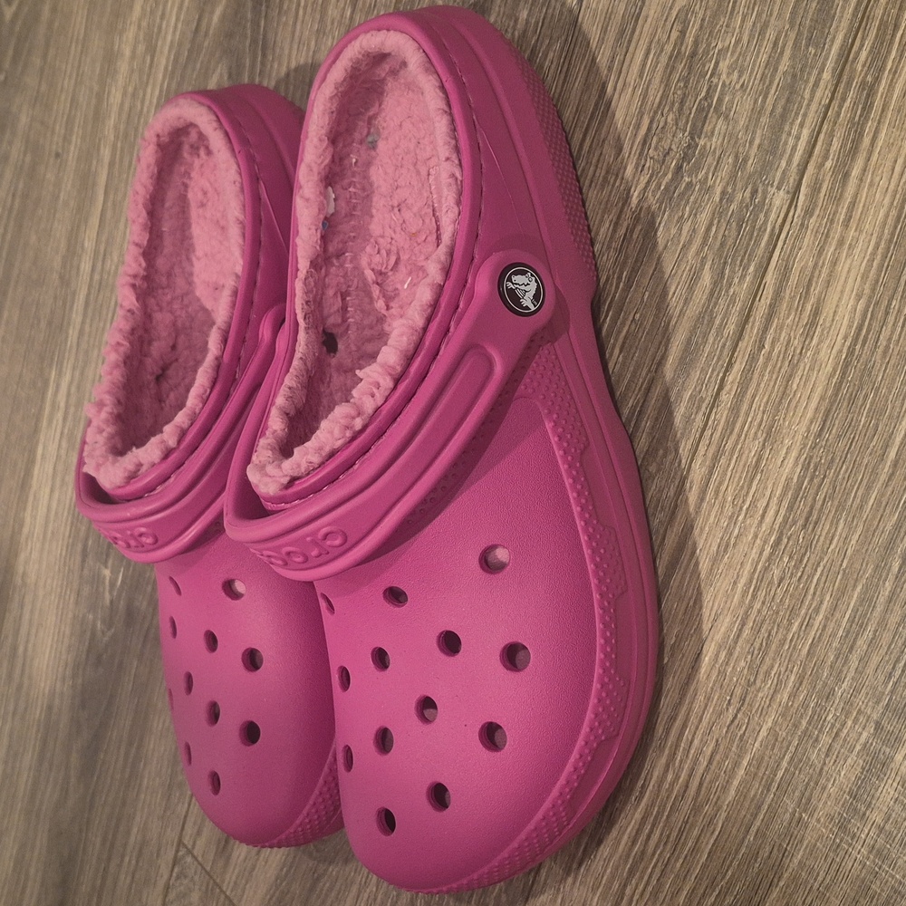 CROCS Women Fuzzy Pink Slippers - Picture 3 of 4
